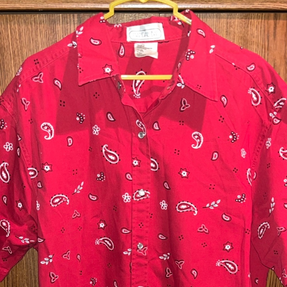 Vintage Mandal Bay Women’s Red Bandana T-Shirt-L/XL, Button Up